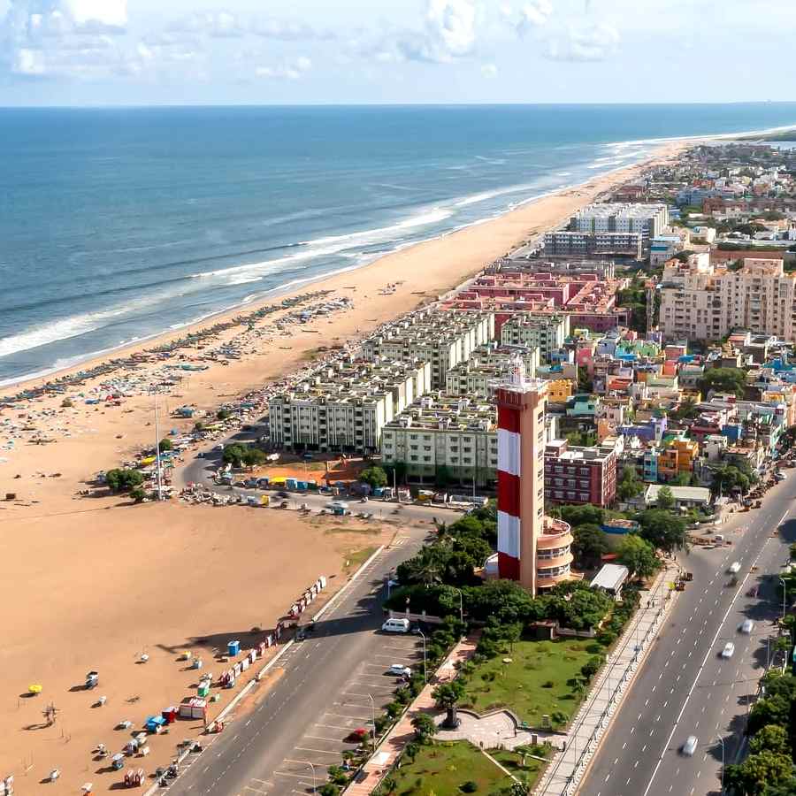 মেরিনা বিচ ঘুরে নিতে পারেন। 