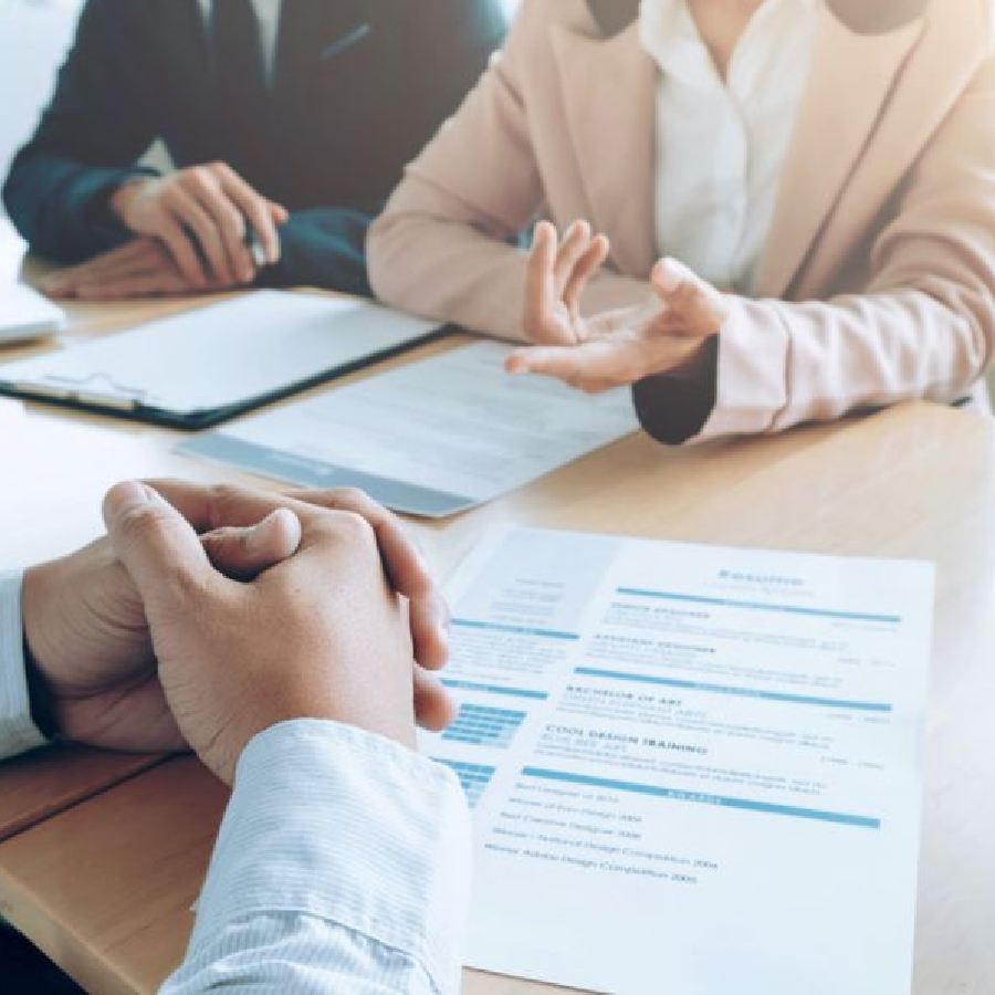 ছবির কাজ সম্পূর্ণ না করেই বিদেশে চলে গিয়েছিলেন রাজা। সেখানে গিয়ে ব্যবসা শুরু করেন তিনি। ব্যবসা নিয়ে এতই ব্যস্ত হয়ে পড়েছিলেন যে, ছবির কাজ যে আটকে ছিল সে কথা ভুলেই গিয়েছিলেন।