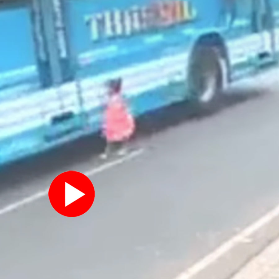 Video of bus driver miraculously saving Kerala girl in Kozhikode dgtl