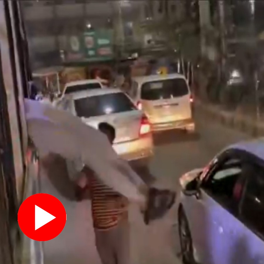 Video shows phone snatching effort fails as passengers catch the thief in bus