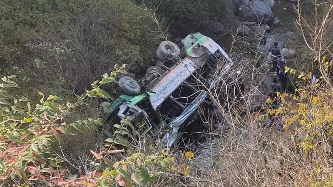 দুর্ঘটনাগ্রস্ত সেই বাস। ছবি: সংগৃহীত।