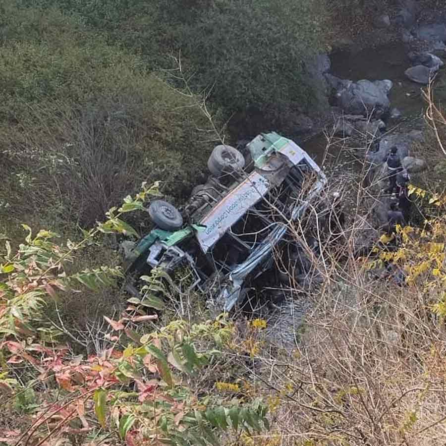 দুর্ঘটনাগ্রস্ত সেই বাস। ছবি: সংগৃহীত।