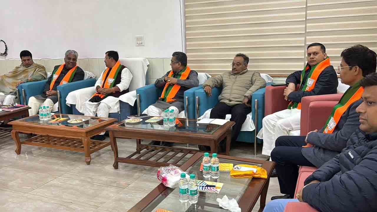 বৈঠকের মুহূর্ত। 