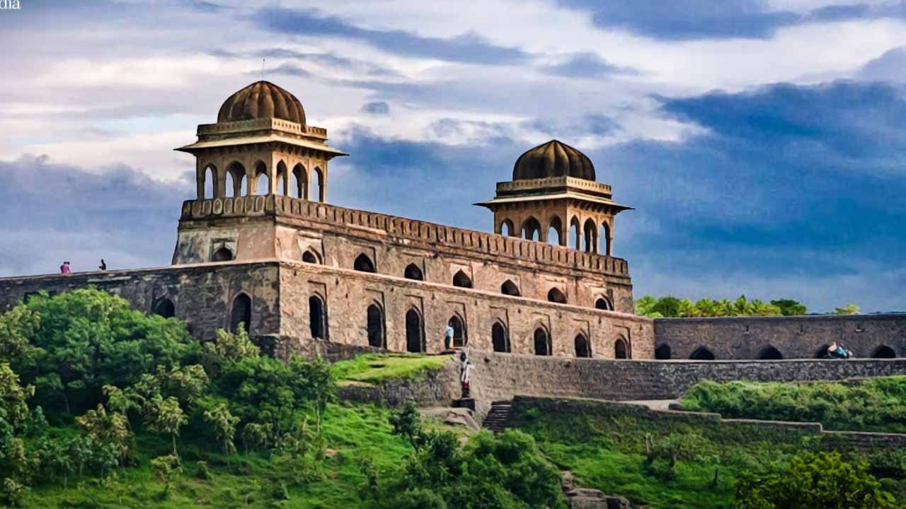 রানি রূপমতী ও মালোয়ার রাজা বাজ বাহাদুরের প্রেমকাহিনি মিশে আছে মান্ডু-তে।