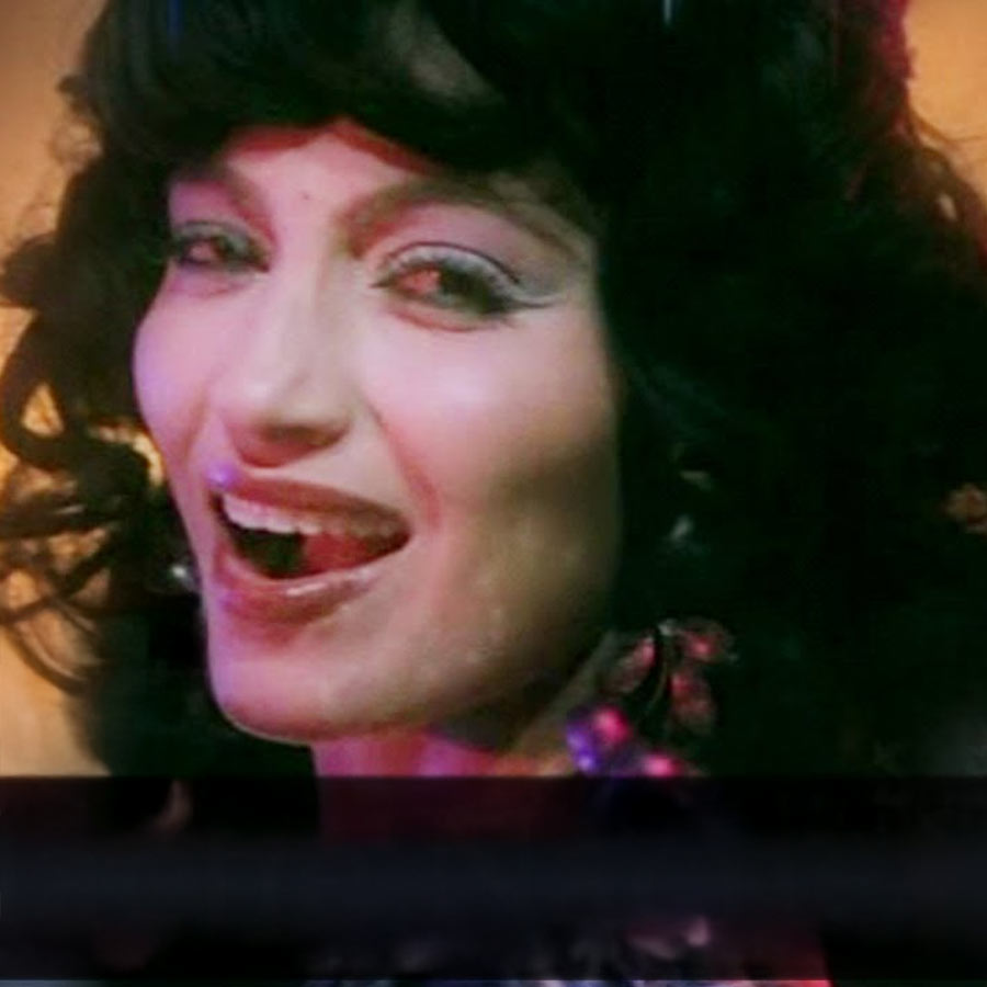 কল্পনার পরিবার আর্থিক ভাবে তেমন সচ্ছল না থাকায় সংসার চালানোর দায়িত্ব খুব কম বয়স থেকেই কাঁধে নিয়ে নেন কল্পনা। কোনও রকম প্রশিক্ষণ ছাড়া নাচ করতে শুরু করেন তিনি। ১২ বছর বয়স থেকে হিন্দি গানের সঙ্গে তাল মিলিয়ে নাচতেন কল্পনা। এমনকি, মঞ্চেও নৃত্য পরিবেশন করতেন তিনি।