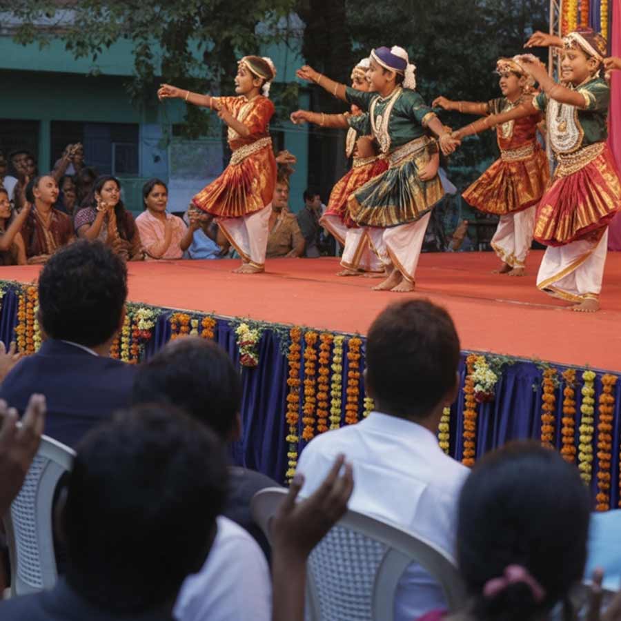 স্কুলের এক অনুষ্ঠানে কল্পনার নাচ দেখে মুগ্ধ হয়ে গিয়েছিলেন মুকেশ শর্মা নামের এক ব্যক্তি। দেশ-বিদেশের বিভিন্ন জায়গায় অনুষ্ঠানের আয়োজন করতেন তিনি। কল্পনার আত্মীয়ও ছিলেন মুকেশ। কল্পনাকে বড় মঞ্চে নাচের প্রস্তাব দিয়েছিলেন তিনি।