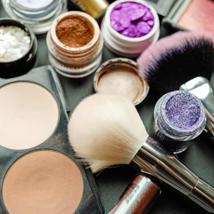 আত্মীয়ের প্রস্তাবে রাজি হয়ে যান কল্পনা। বিদেশের বিভিন্ন জায়গায় গিয়ে নাচ করে প্রশংসা পেতে শুরু করেন তিনি। সেখান থেকেই সৌন্দর্য প্রতিযোগিতায় অংশগ্রহণ করার ইচ্ছা জাগে তাঁর। কিন্তু অর্থাভাবে দামি জামা-জুতো অথবা মেকআপের সামগ্রী কিছুই কিনতে পারতেন না তিনি।