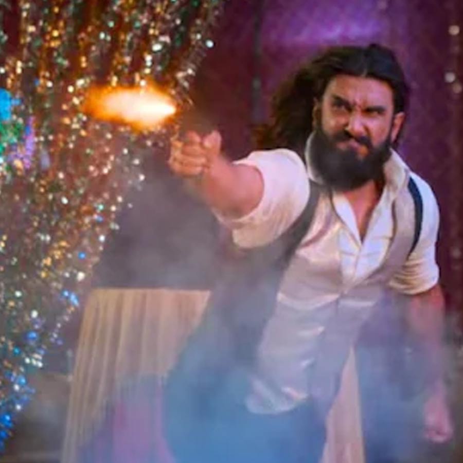 পাঁচ বছরের বিরতি নিয়ে আবার অভিনয়জগতে ফেরার সিদ্ধান্ত নিলেও তা আর হয়ে ওঠেনি। বলিপাড়া থেকে যেন উধাও হয়ে যান কল্পনা। ‘ধুরন্ধর’ ছবিতে ‘রম্ভা হো’ গানটির ব্যবহারে কল্পনার কথা মনে পড়ে অনেকের। নতুন ভাবে আলোচনায় আসেন তিনি।