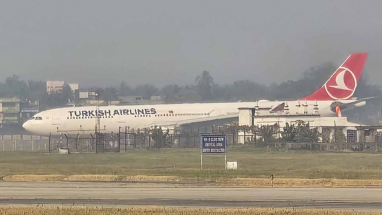 জরুরি অবতরণের পর কলকাতা বিমানবন্দরে তুরস্কের বিমান।