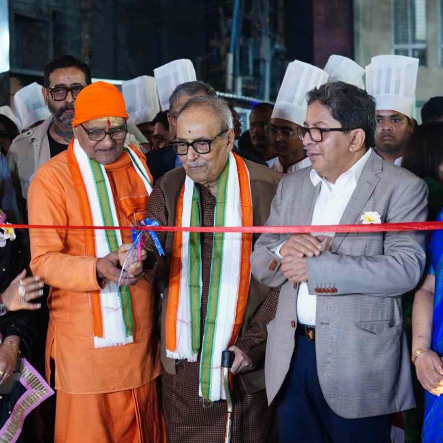 নিউ টাউনের বিশ্ববাংলা ক্যাম্পাসে প্রবীণ সাহিত্যিক শীর্ষেন্দু মুখোপাধ্যায়, প্রাক্তন মুখ্যসচিব আলাপন বন্দ্যোপাধ্যায়।