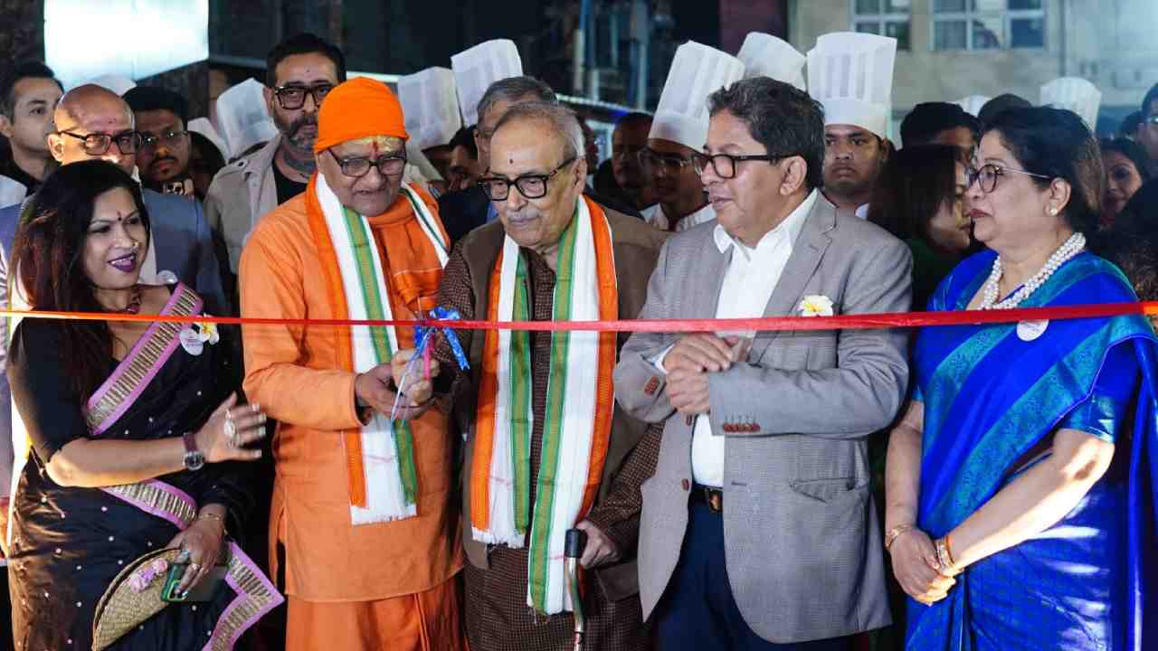 নিউ টাউনের বিশ্ববাংলা ক্যাম্পাসে প্রবীণ সাহিত্যিক শীর্ষেন্দু মুখোপাধ্যায়, প্রাক্তন মুখ্যসচিব আলাপন বন্দ্যোপাধ্যায়।