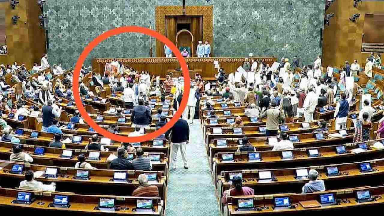 লোকসভার কক্ষে ট্রেজ়ারি বেঞ্চ ঘিরে মহিলা সাংসদেরা।