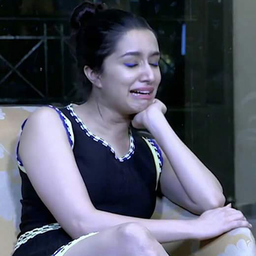 হাপুস নয়নে কেঁদে চলেছেন শ্রদ্ধা।