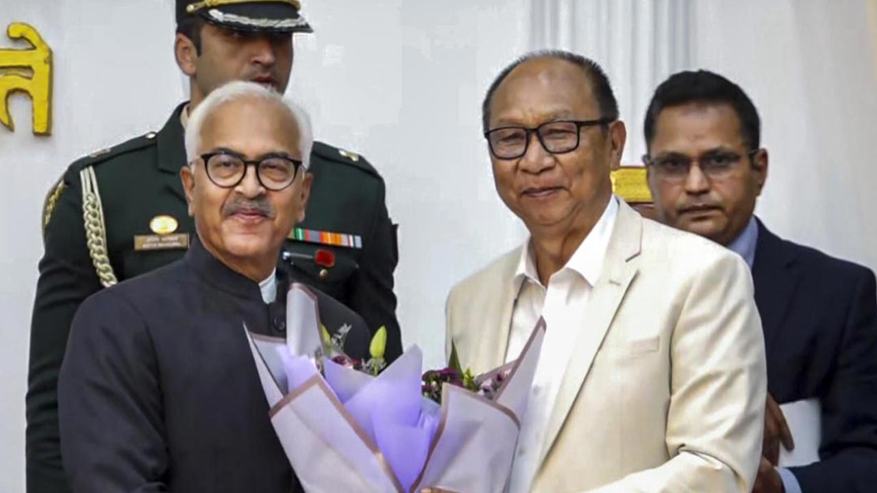 বাঁদিকে) মণিপুরের রাজ্যপাল অজয় ভাল্লা এবং মুখ্যমন্ত্রী ওয়াই খেমচাঁদ সিংহ (ডানদিকে)।