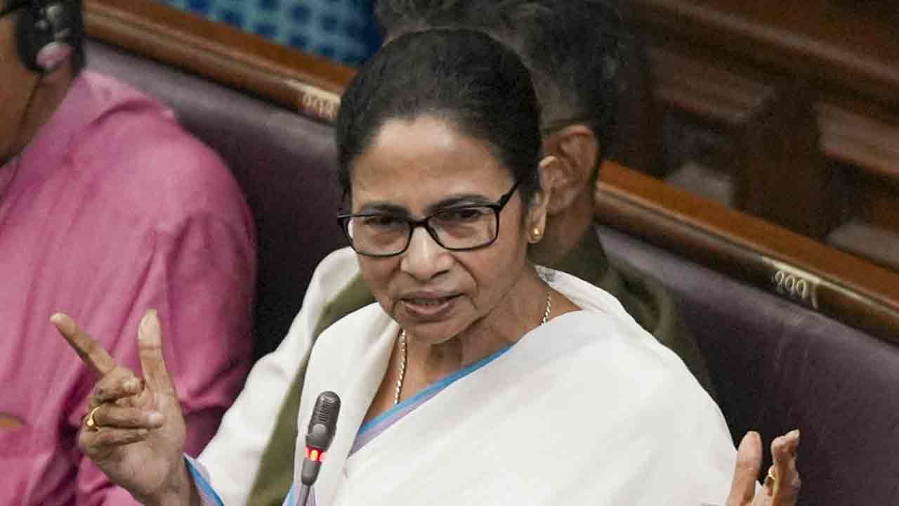 পশ্চিমবঙ্গ বিধানসভার অধিবেশন কক্ষে মুখ্যমন্ত্রী মমতা বন্দ্যোপাধ্যায়।