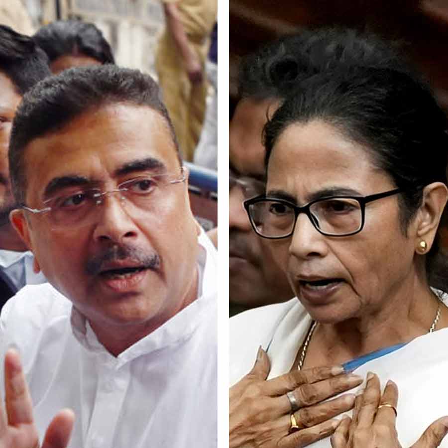 (বাঁ দিকে) বিধানসভার বিরোধী দলনেতা শুভেন্দু অধিকারী এবং মুখ্যমন্ত্রী মমতা বন্দ্যোপাধ্যায় (ডান দিকে)।