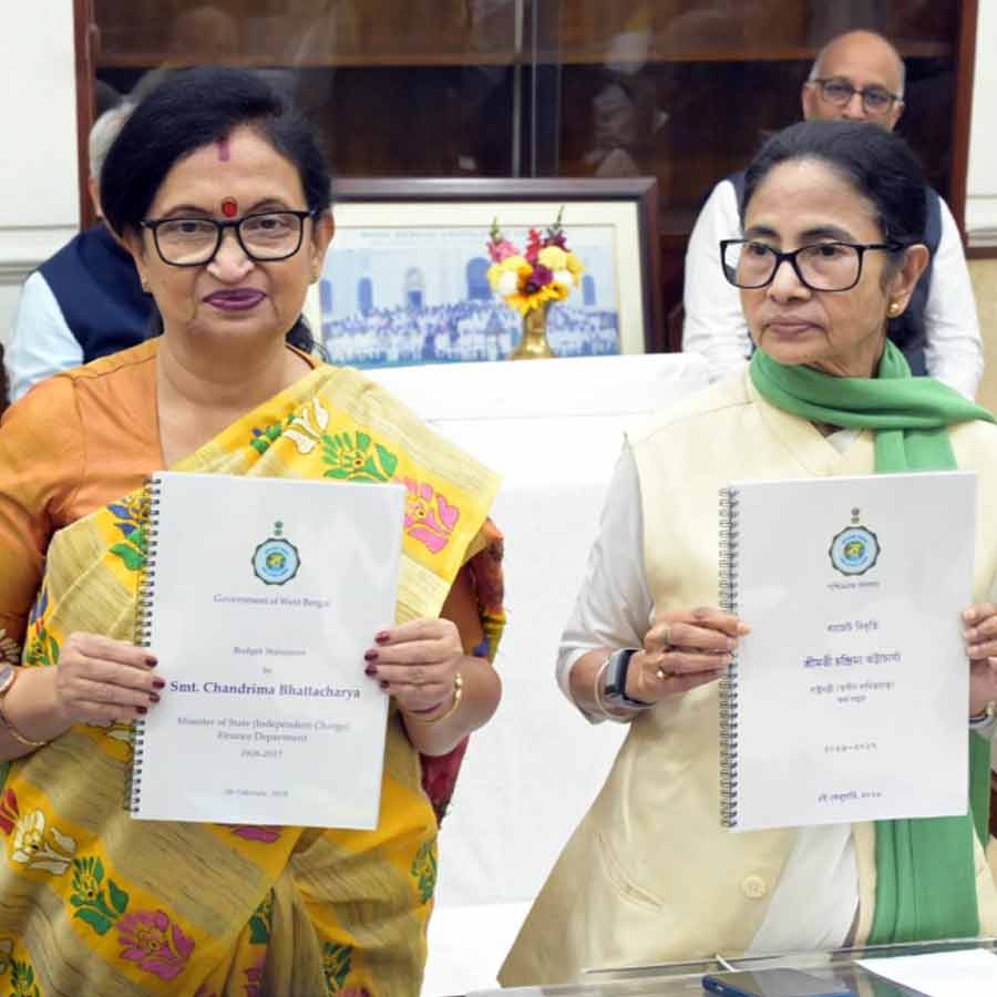 রাজ্যের অন্তর্বর্তী বাজেট হাতে (বাঁ দিকে) চন্দ্রিমা ভট্টাচার্য এবং মুখ্যমন্ত্রী মমতা বন্দ্যোপাধ্যায় (ডান দিকে)।