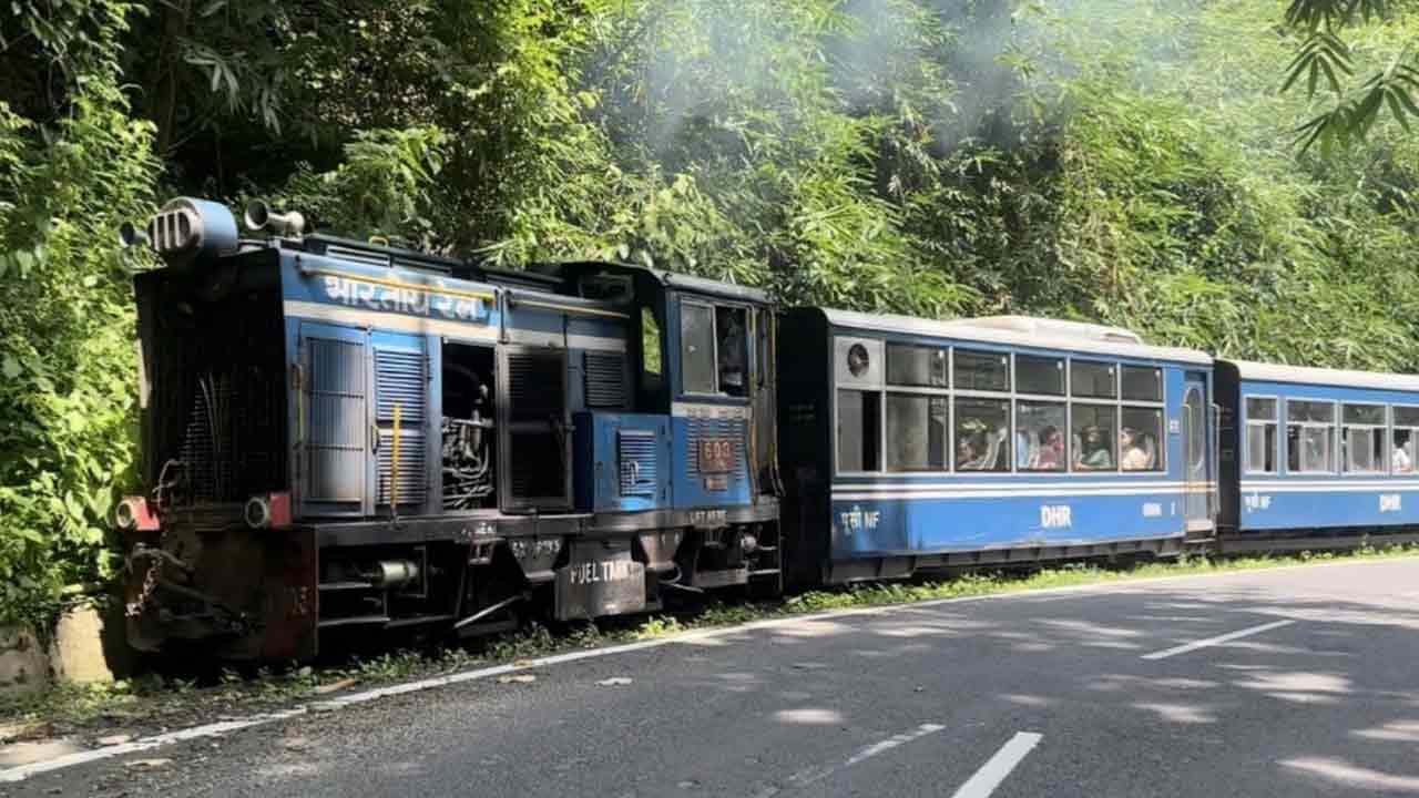 পাহাড়ের পথে টয় ট্রেন।