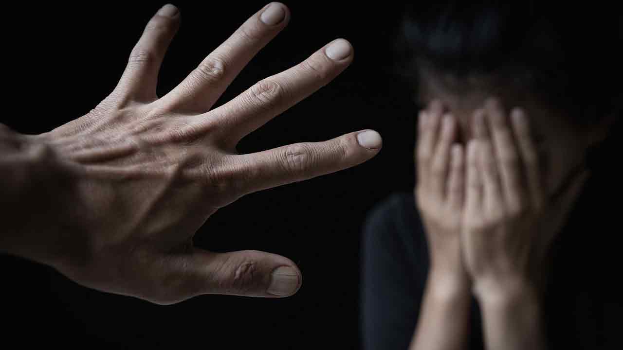 এই ধরনের খবরের ক্ষেত্রে আসল ছবি প্রকাশে আইনি বাধা থাকে।