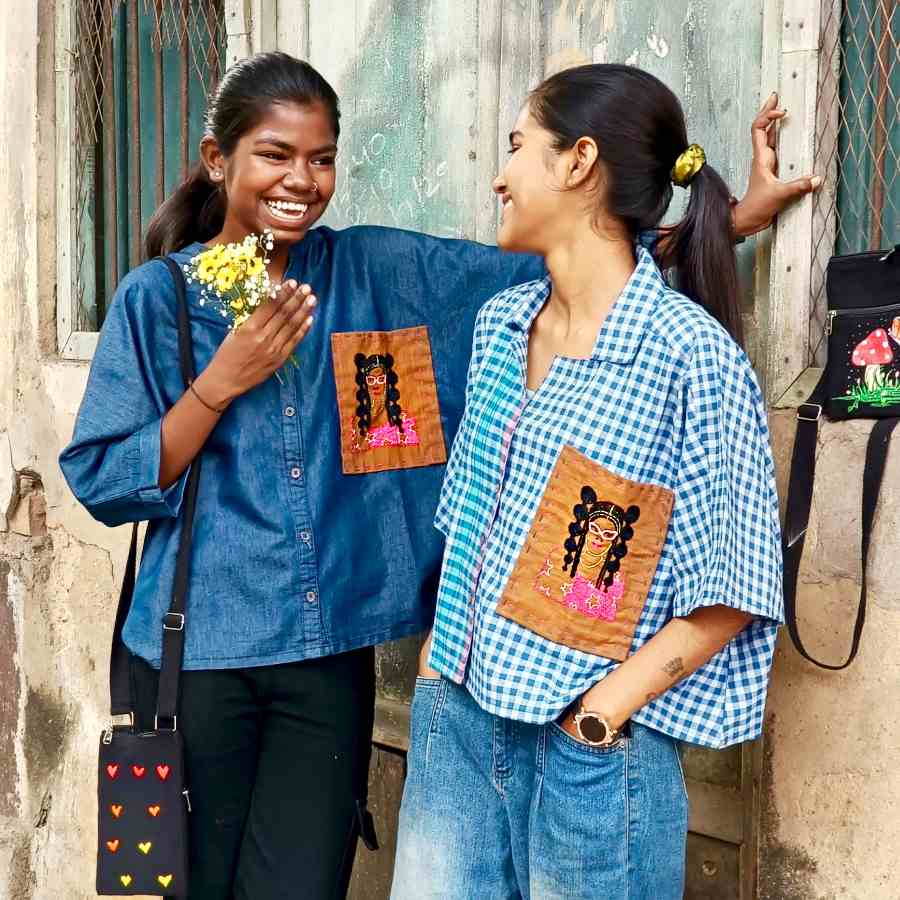 আদিবাসী ছেলেমেয়েদের নিস্তেজ, নিষ্প্রভ জীবনে ঢুকে পড়ল রং।