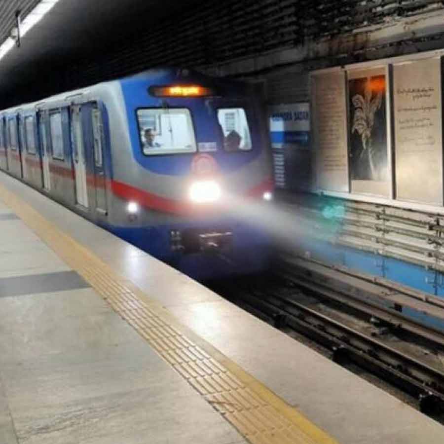 মেট্রো লাইনে ঝাঁপ দিয়ে আত্মহত্যার চেষ্টা যাত্রীর।