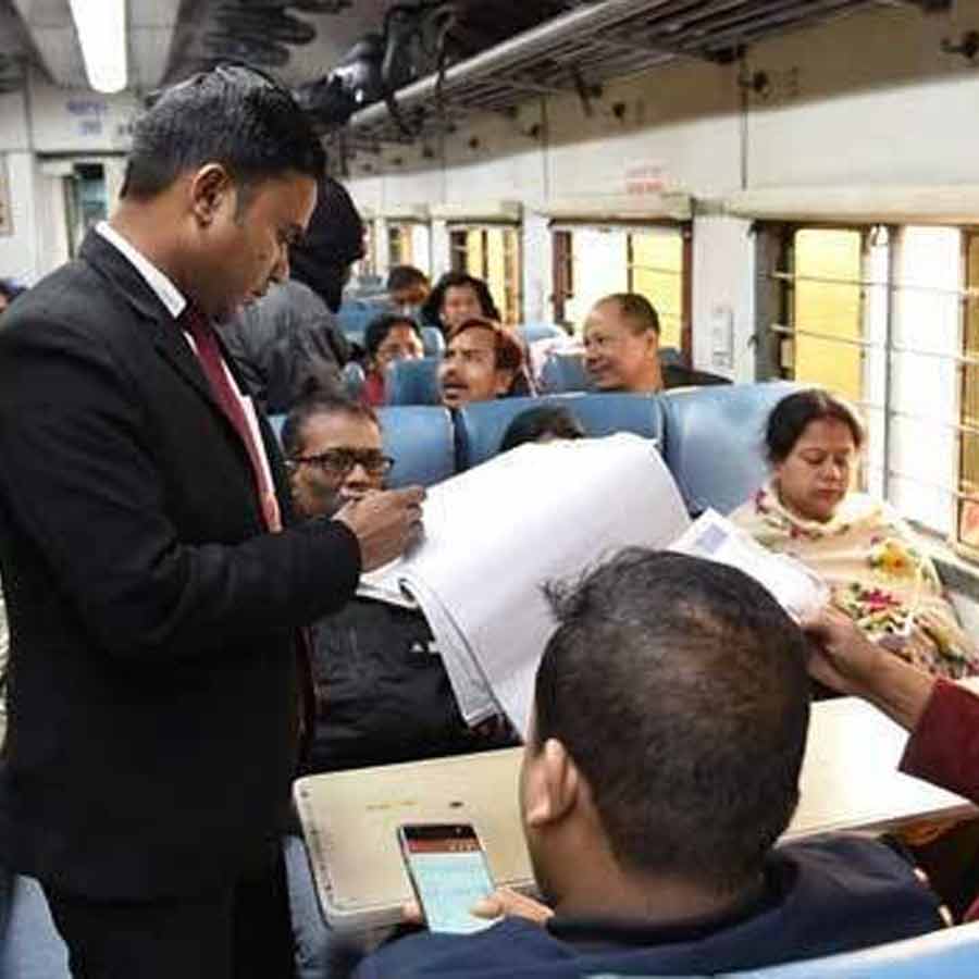 দূরপাল্লার ট্রেনে পরিচয়পত্রও যাচাই করবেন টিকিট পরীক্ষক।