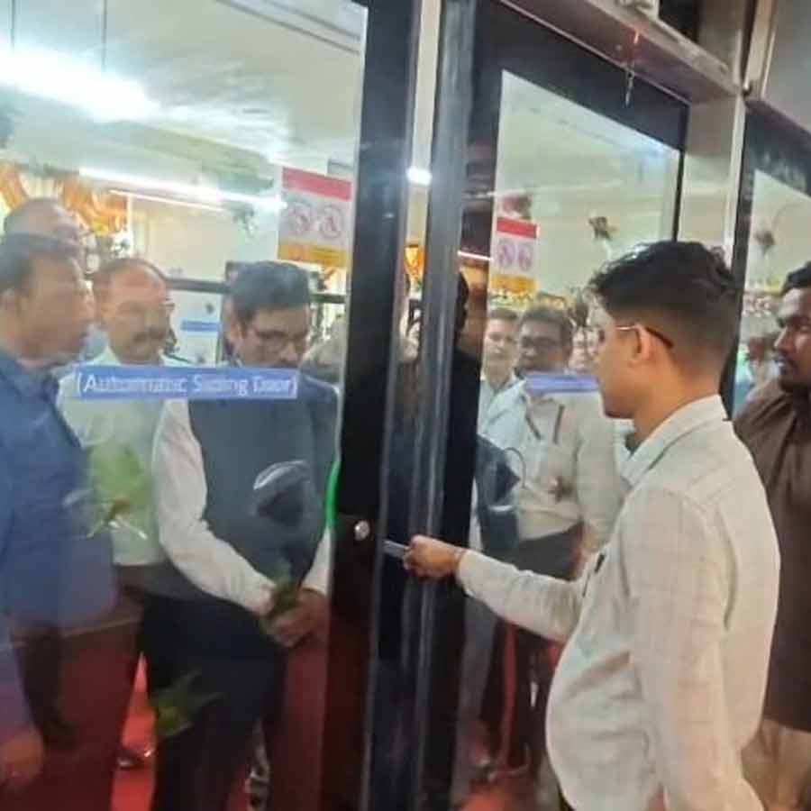 Platform screen door model room for green line innaugurated at central park depo