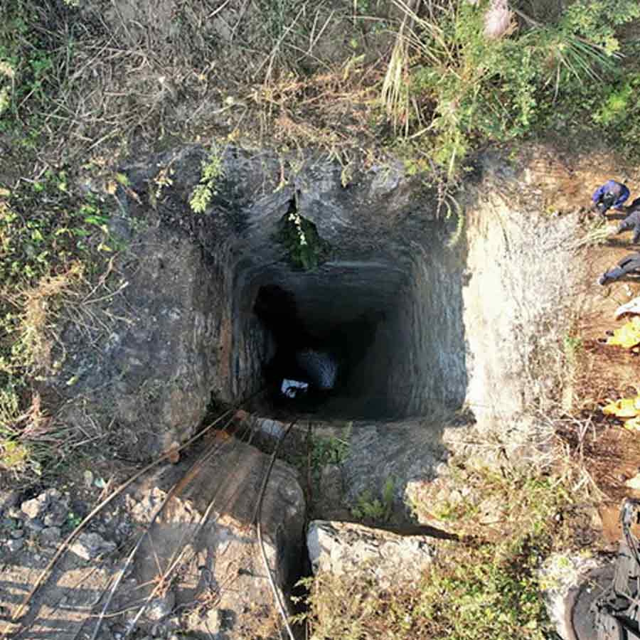 মেঘালয়ের পূর্ব জয়ন্তিয়া পাহাড়ের কয়লাখনিতে বিস্ফোরণ।