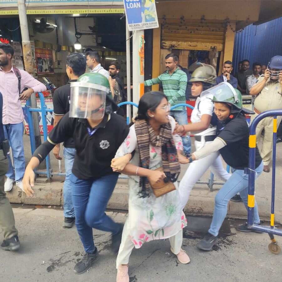 Tensions over madrasa teachers' Nabanna drive, police detain protesters dgtl