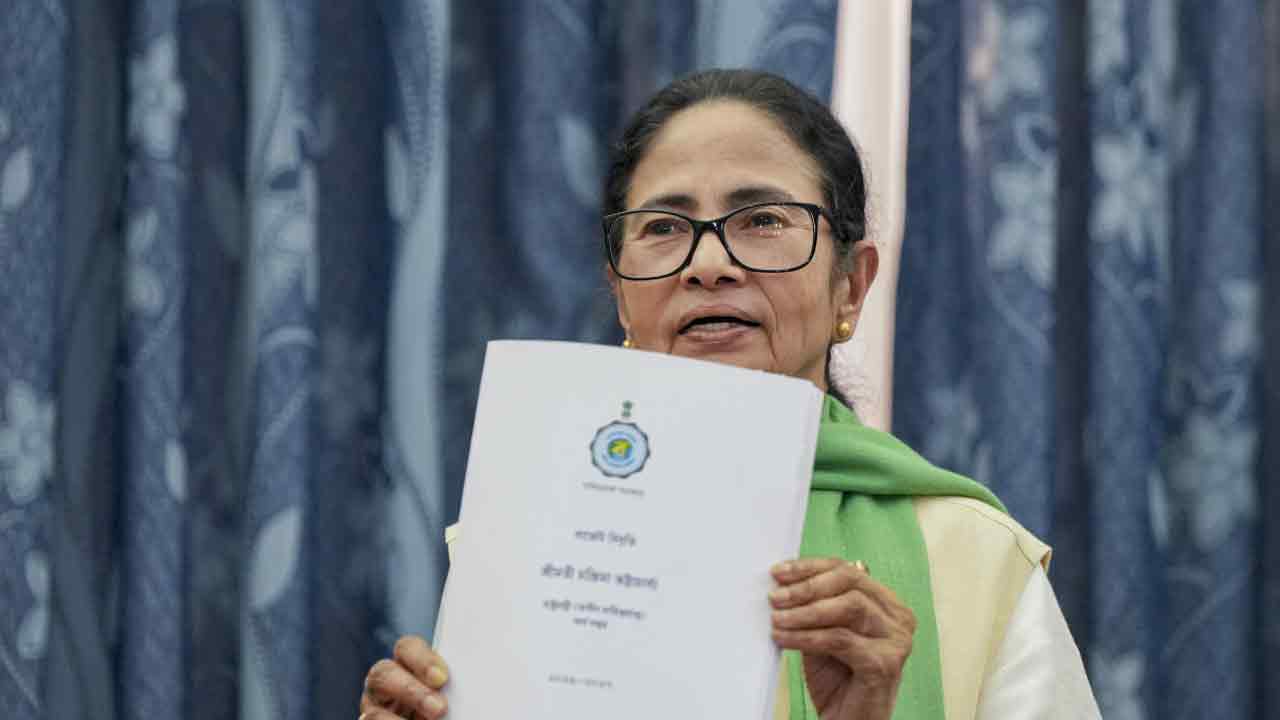 বৃহস্পতিবার পশ্চিমবঙ্গের অন্তর্বর্তী বাজেট হাতে মুখ্যমন্ত্রী মমতা বন্দ্যোপাধ্যায়।