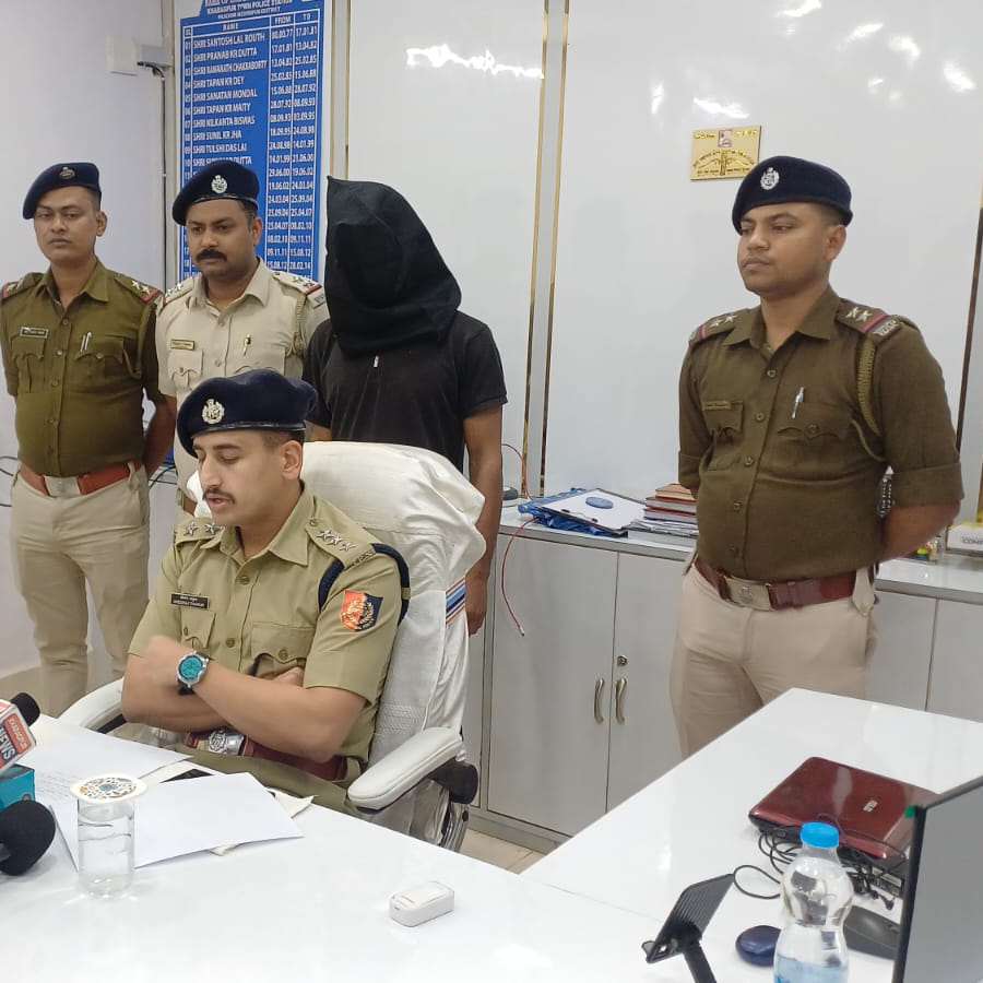 গ্রেফতারির পরে সংবাদমাধ্যমের মুখোমুখি খড়্গপুরের এসডিপিও ধীরজ ঠাকুর।