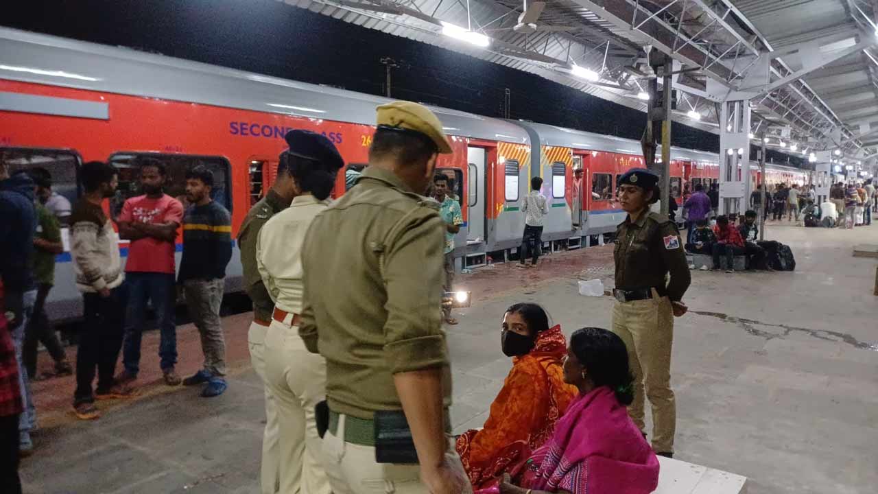 আহতদের সঙ্গে কথা বলছেন রেল পুলিশ আধিকারিকেরা।