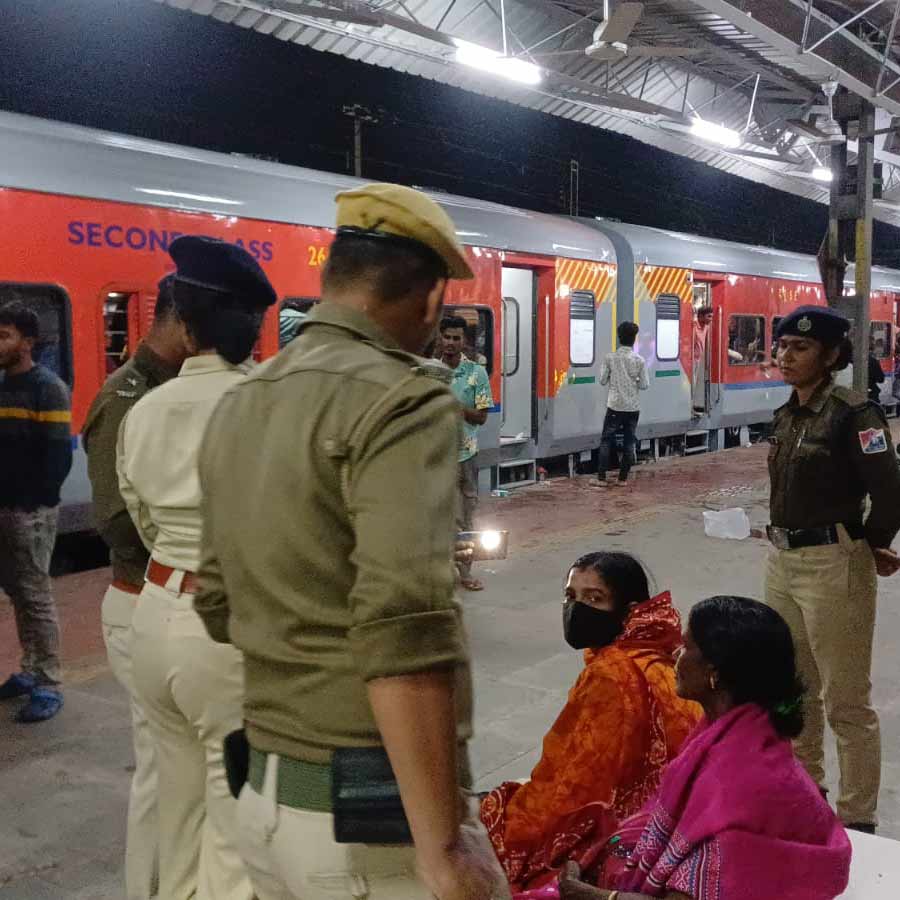 আহতদের সঙ্গে কথা বলছেন রেল পুলিশ আধিকারিকেরা।
