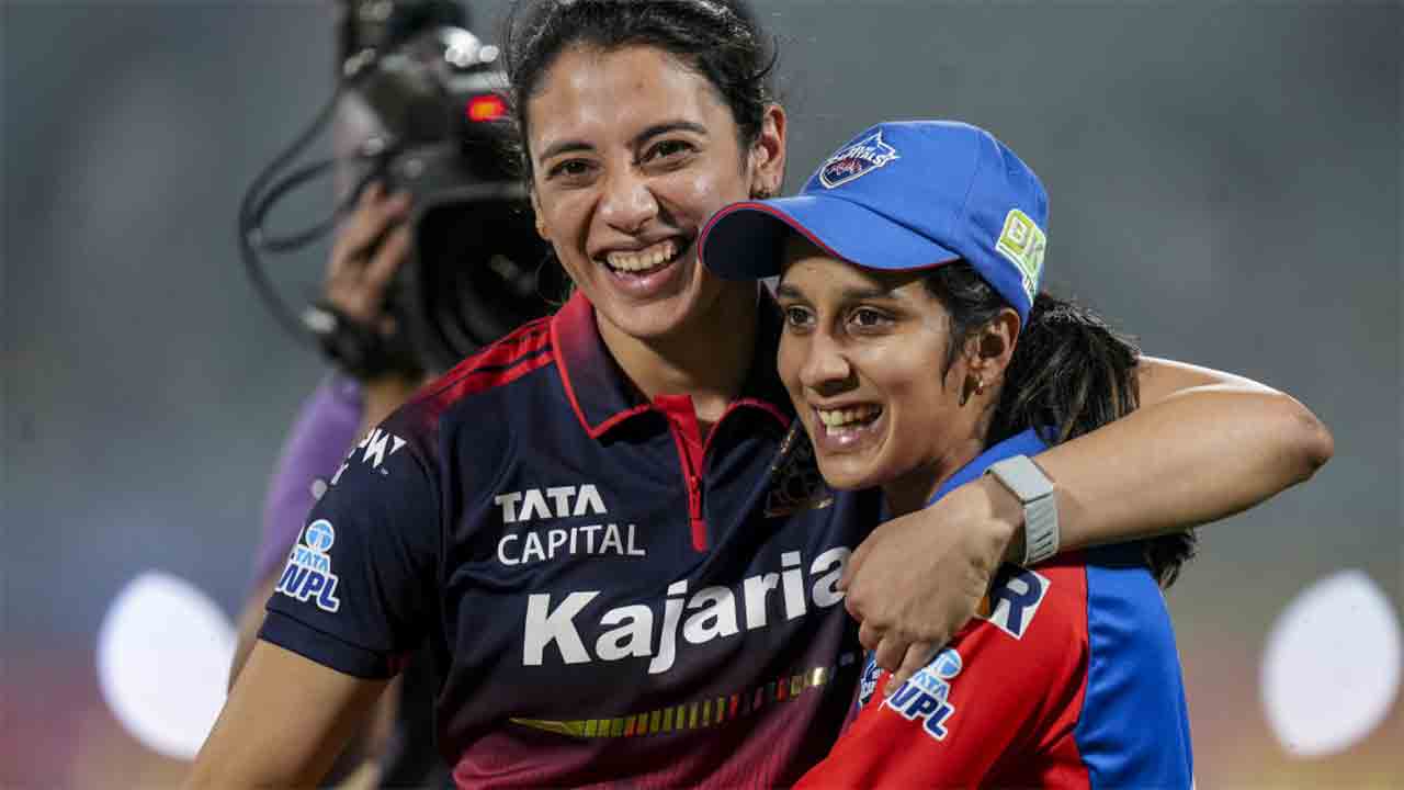 বেঙ্গালুরু অধিনায়ক স্মৃতি মন্ধানার সঙ্গে দিল্লি ক্যাপিটালস অধিনায়ক জেমাইমা রদ্রিগেজ়।