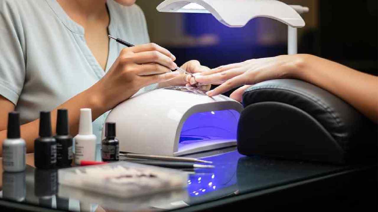 নখ সাজিয়ে তোলার আগে সতর্ক হতে হবে।