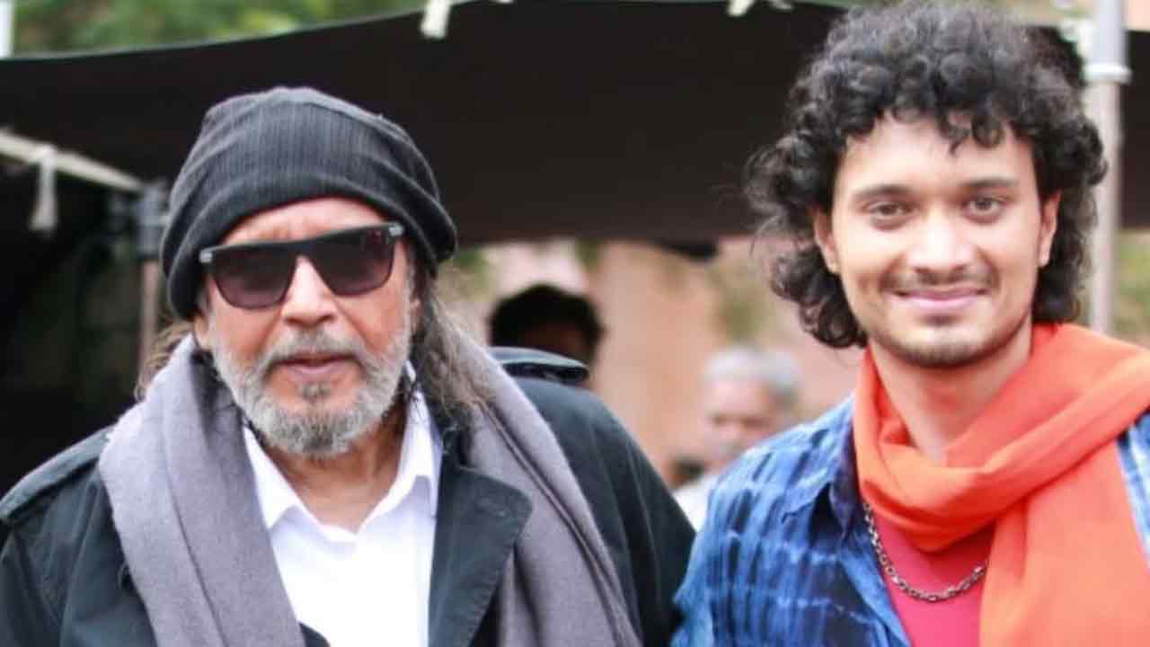 (বাঁ দিকে) মিঠুন চক্রবর্তী, (ডান দিকে) নমশি চক্রবর্তী।