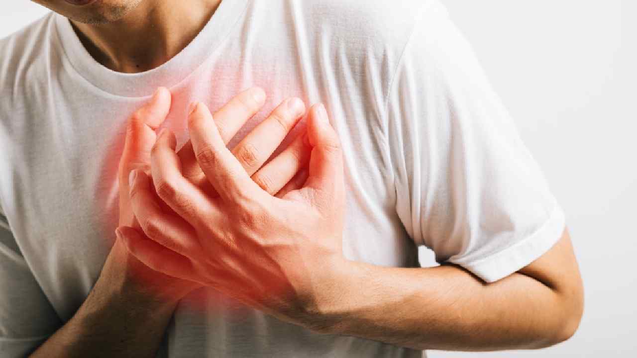 বুকে ব্যথা শুরু হলে কোন কাজ একেবারেই করবেন না?