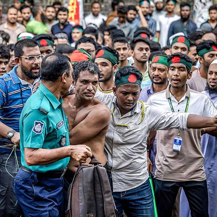 The Daily Star evacuates office in Dhaka over mob attack fears
