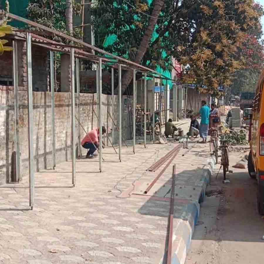 সাঁপুইপাড়া মোড়ে ফুটপাত দখল করে বেআইনি নির্মাণ।