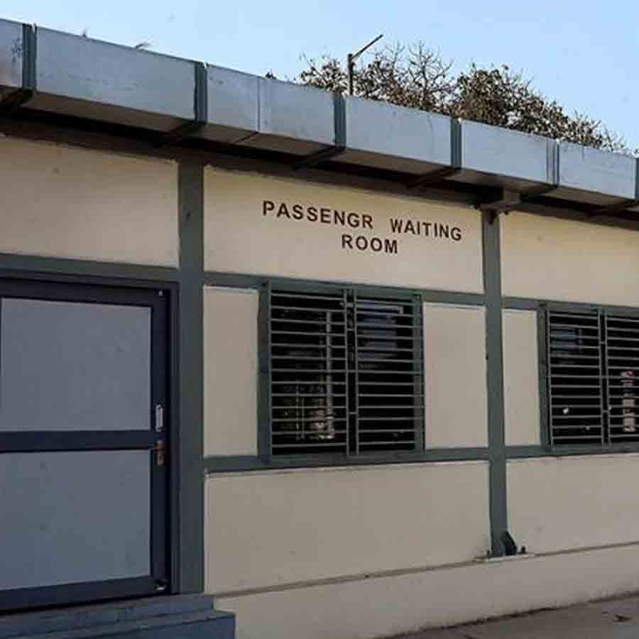 এসপ্লানেড মেট্রো স্টেশনের সামনেই তৈরি নতুন বাস স্ট্যান্ড।