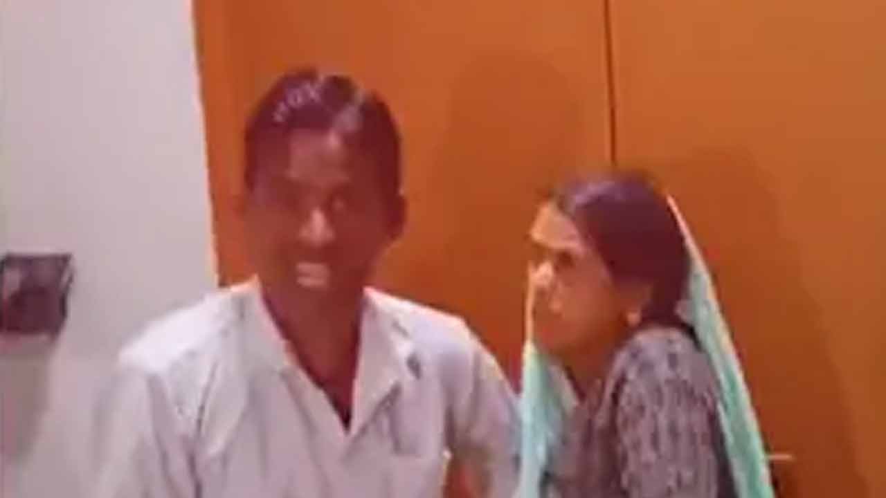 জেলাশাসকের দফতরে দীনেশ এবং তাঁর মা। ছবি: সংগৃহীত।