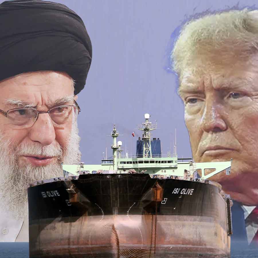 (বাঁ দিকে) ইরানের সর্বোচ্চ ধর্মীয় নেতা আয়াতোল্লা আলি খামেনেই। আমেরিকার প্রেসিডেন্ট ডোনাল্ড ট্রাম্প (ডান দিকে)।