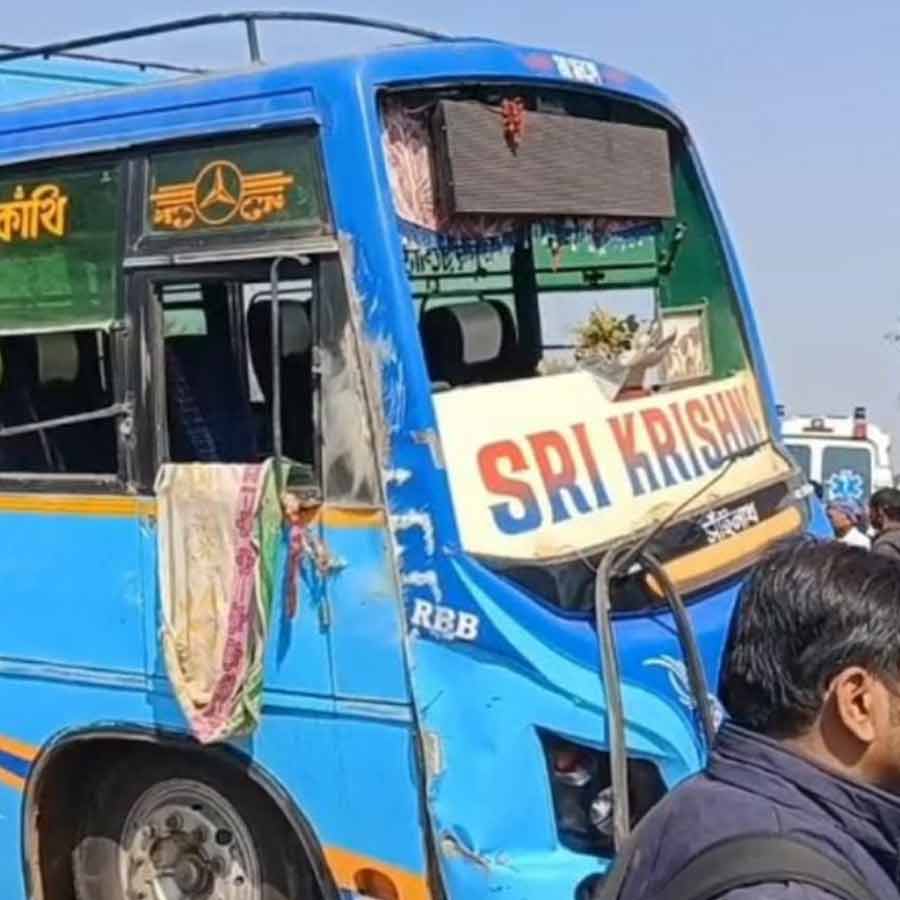 Bus going toward Digha met accident, one people died dgtld