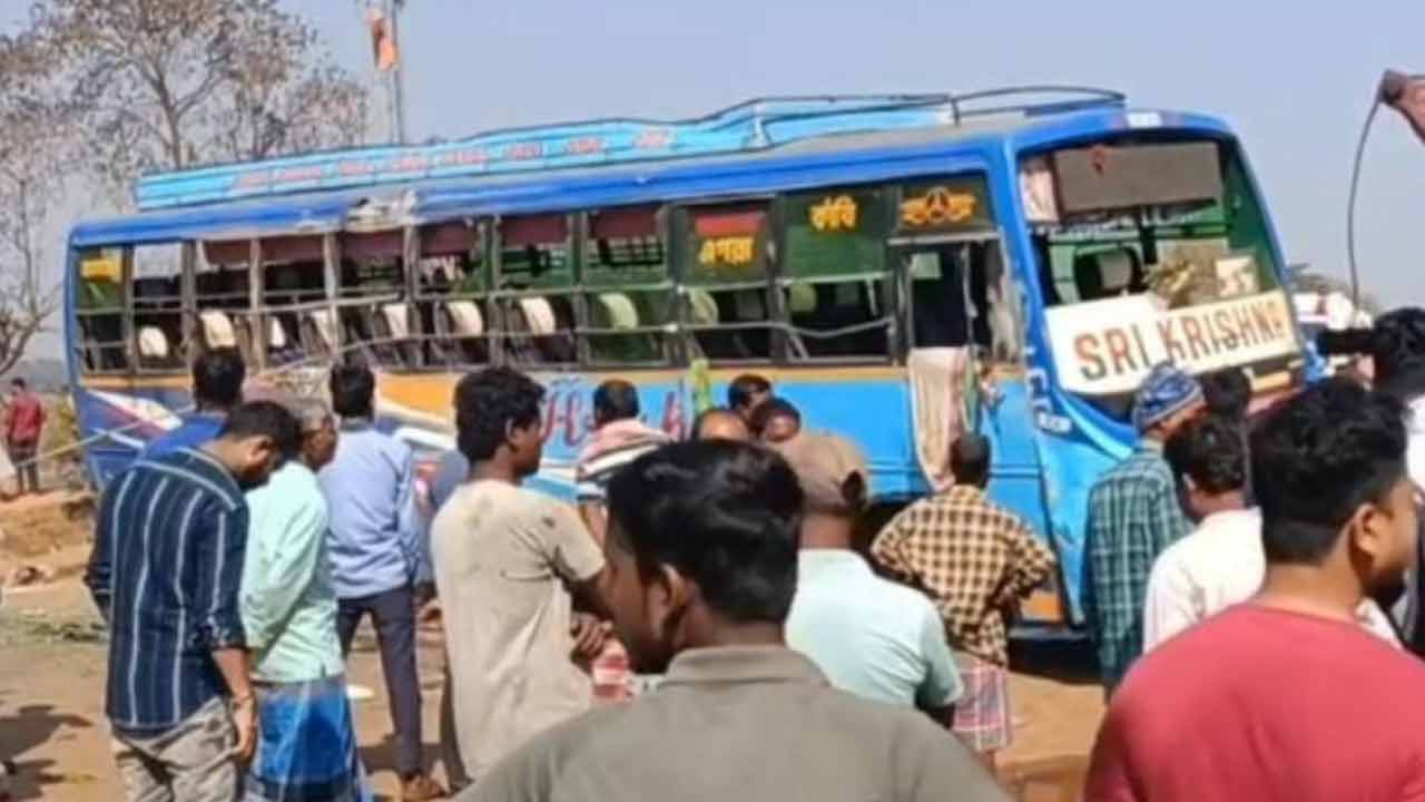 দুর্ঘটনার মুখে বাস।