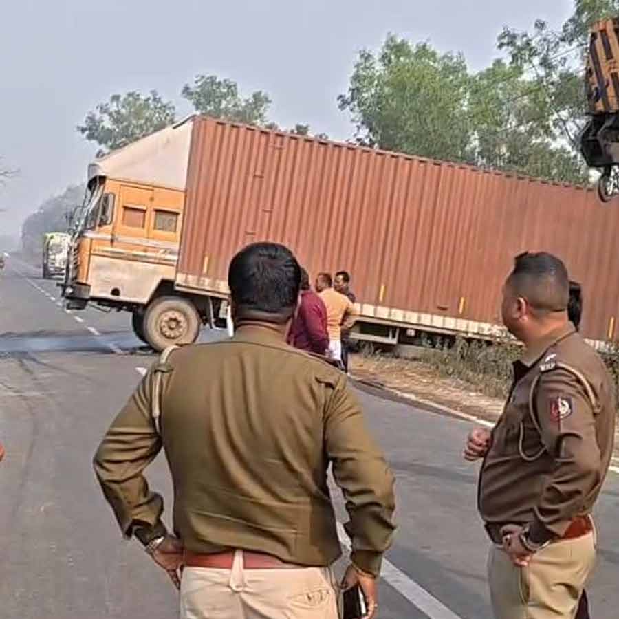 শনিবার সকালে রাজগঞ্জে এই ট্রাকেই ধাক্কা দেয় বাইক।