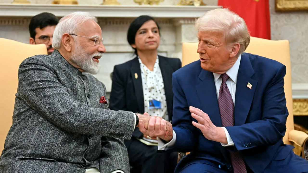 ভারতের প্রধানমন্ত্রী নরেন্দ্র মোদীর সঙ্গে আমেরিকার প্রেসিডেন্ট ডোনাল্ড ট্রাম্প।