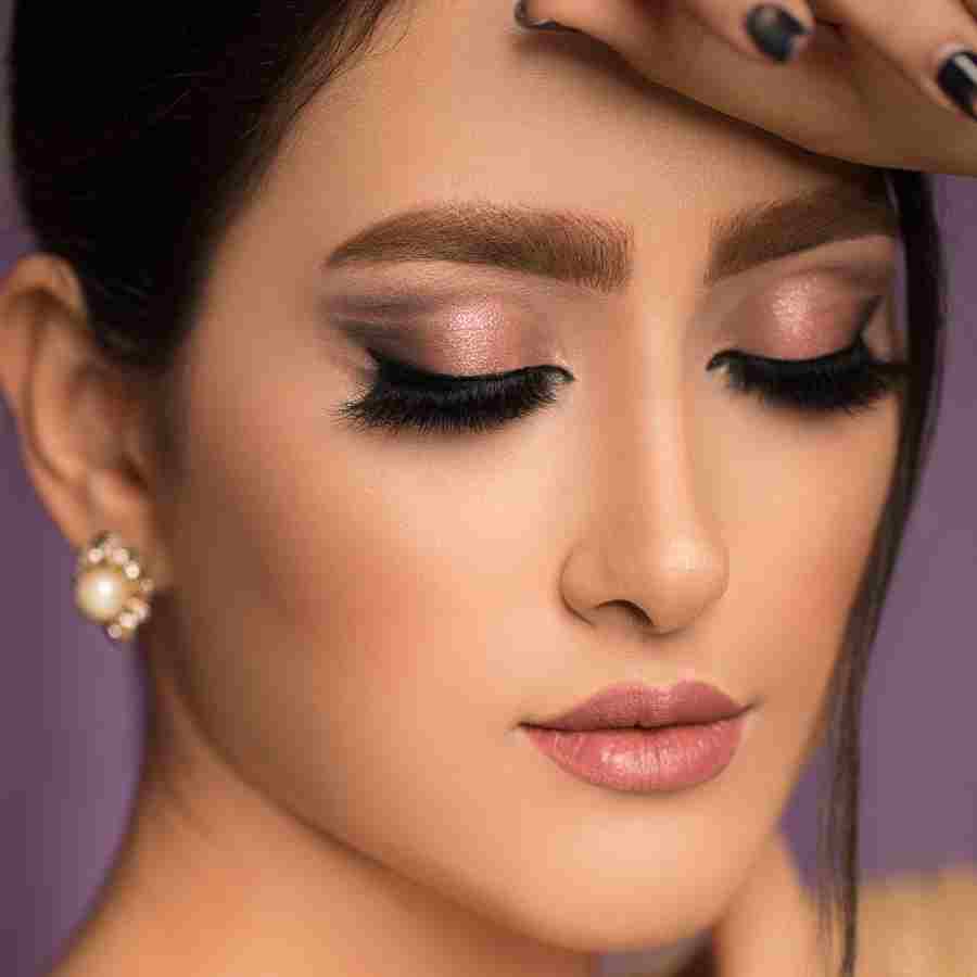 স্মোকি আই মেকআপ নিখুঁত করতে শিখতে হবে সঠিক কায়দা।