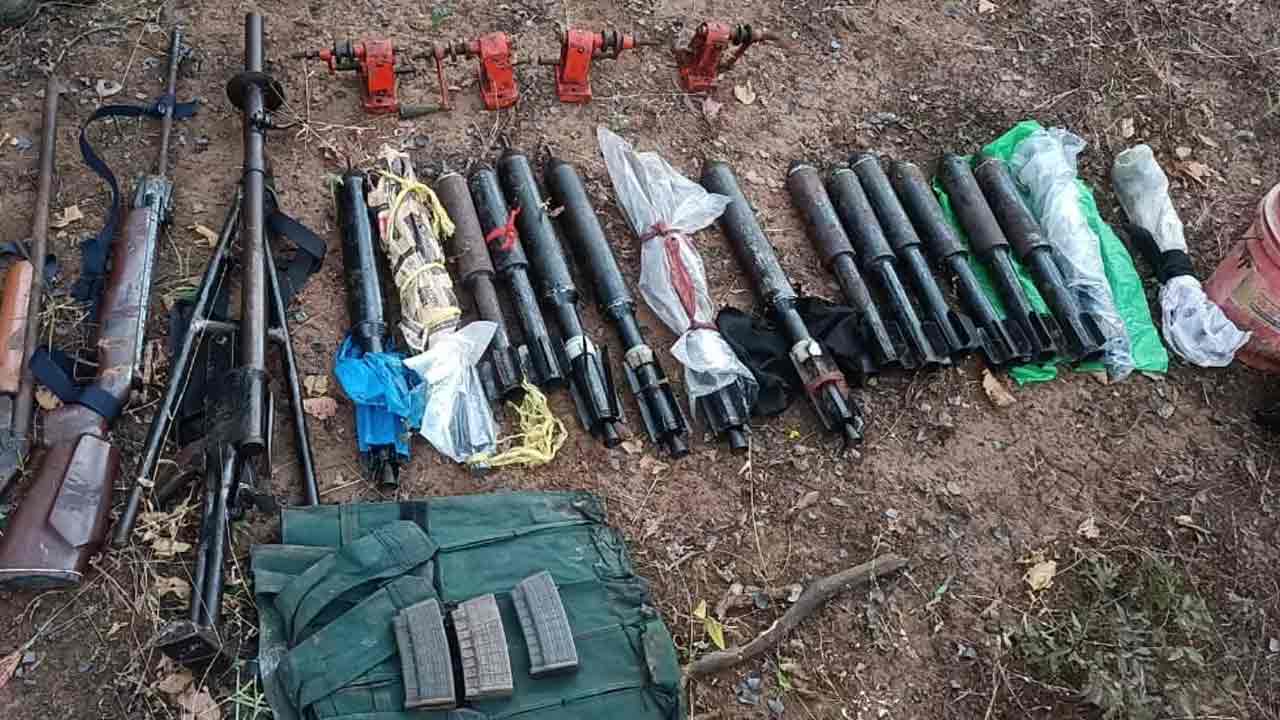 মাওবাদী ডেরা থেকে উদ্ধার অস্ত্র। ছবি: সংগৃহীত।