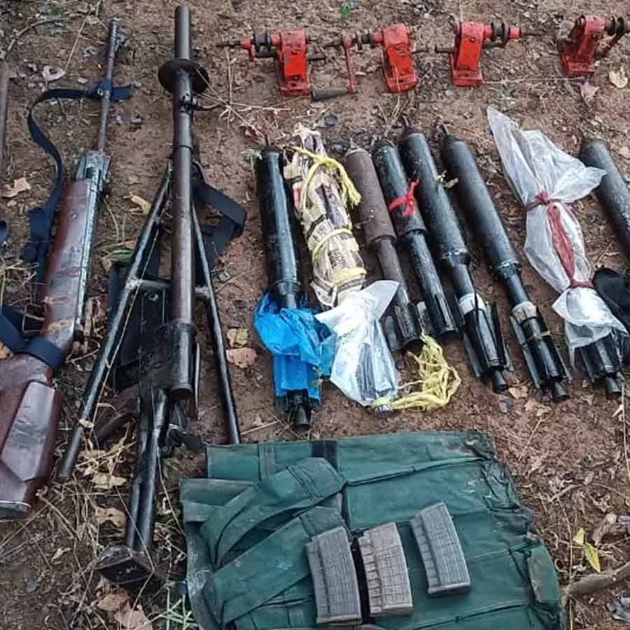 মাওবাদী ডেরা থেকে উদ্ধার অস্ত্র। ছবি: সংগৃহীত।