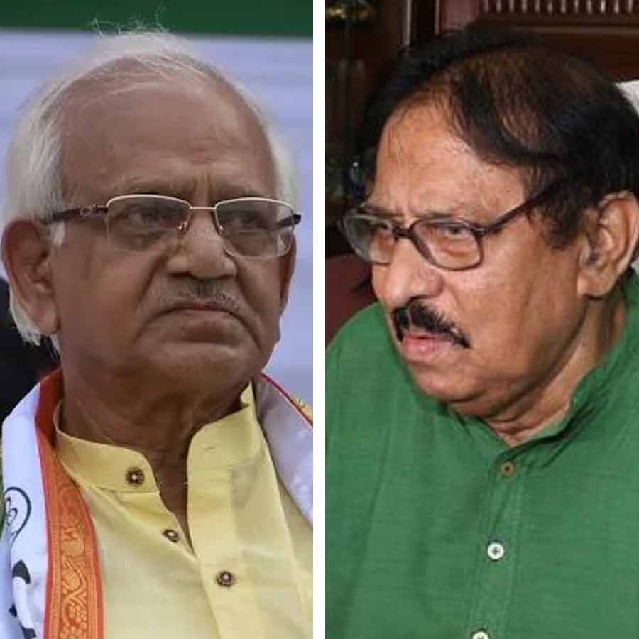 Minister Sovandeb Chatterjee left the session in anger, Speaker Biman Banerjee went to his chamber to resolve the misunderstanding